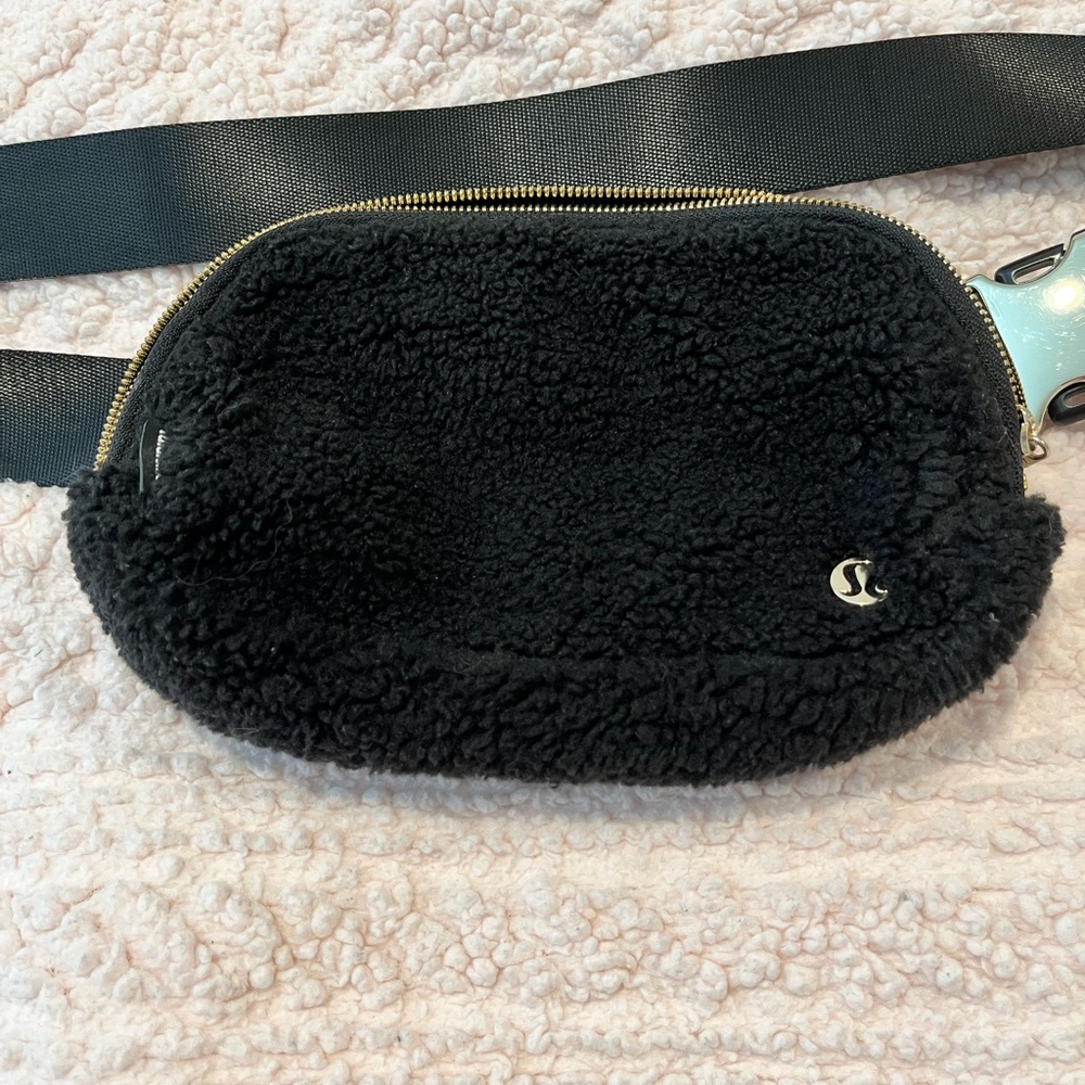 Lululemon everywhere belt bag